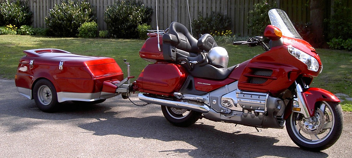 Rijden met een aanhanger achter een motorfiets (bericht FEHAC)