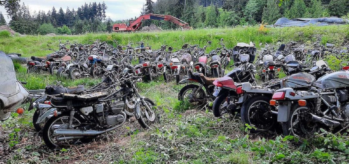 Kerkhof vol klassieke Japanse motoren te koop