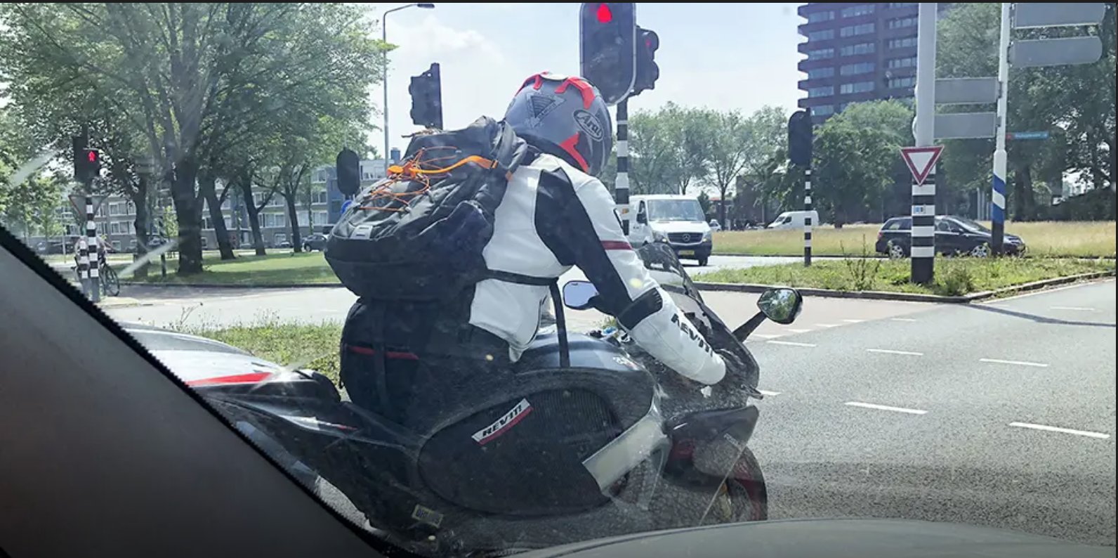 Met de motor doorrijden naar voren bij rood licht, mag dat wel?